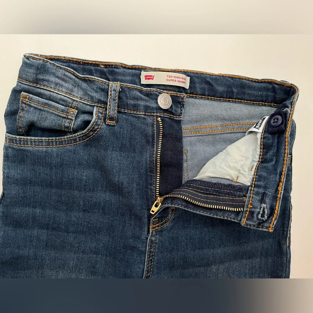 Levi’s 720 HIGH RISE SUPER SKINNY GIRLS JEANS, size 10
